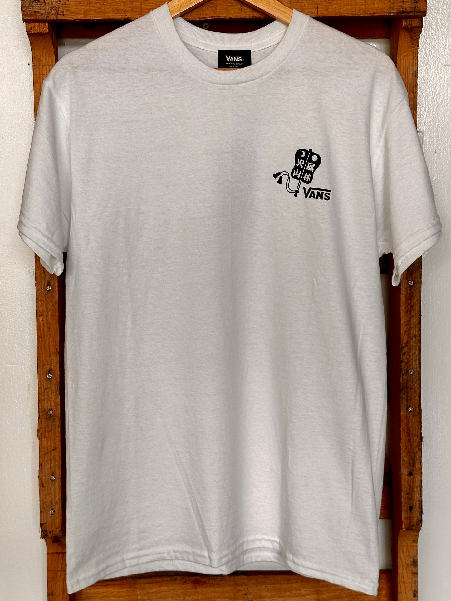 Vans Japan Limited T-shirt "Sumo"
The CULTURE TEE series, which incorporates VANS' signature checkerboard pattern and skate elements with motifs of Japanese culture, now introduces the 'Sumo' tee. The design features a dynamic graphic on the back print that catches the eye.