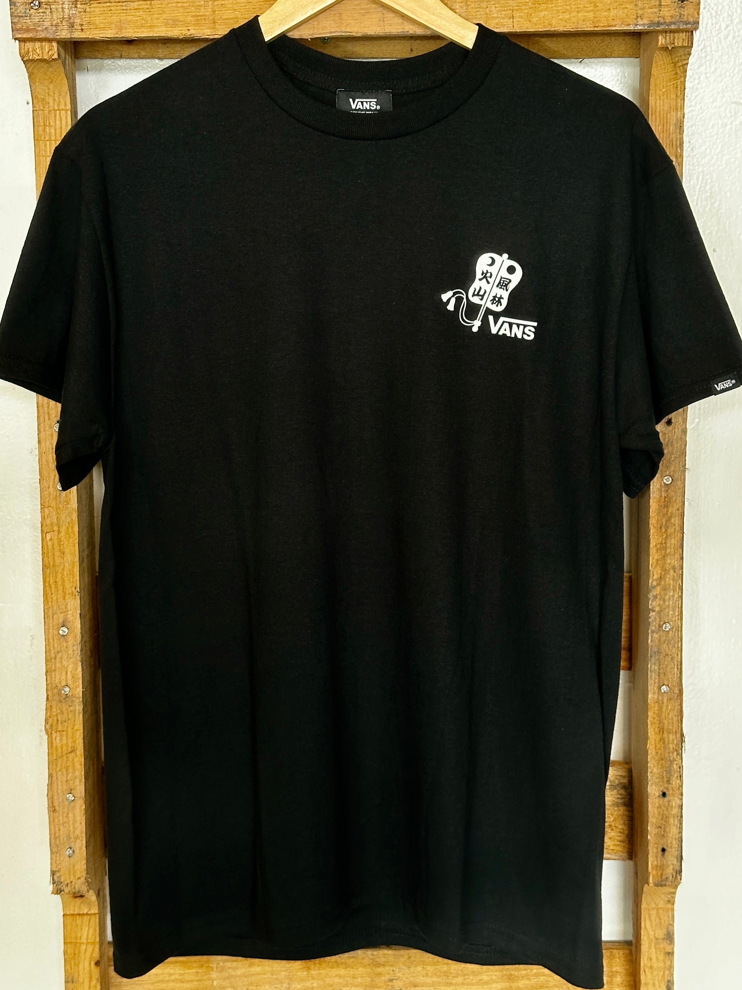 Vans Japan Limited T-shirt "Sumo"
The CULTURE TEE series, which incorporates VANS' signature checkerboard pattern and skate elements with motifs of Japanese culture, now introduces the 'Sumo' tee. The design features a dynamic graphic on the back print that catches the eye.