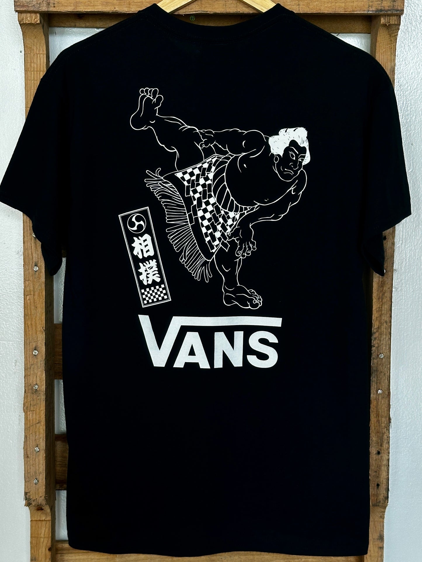 Vans Japan Limited T-shirt "Sumo"
The CULTURE TEE series, which incorporates VANS' signature checkerboard pattern and skate elements with motifs of Japanese culture, now introduces the 'Sumo' tee. The design features a dynamic graphic on the back print that catches the eye.