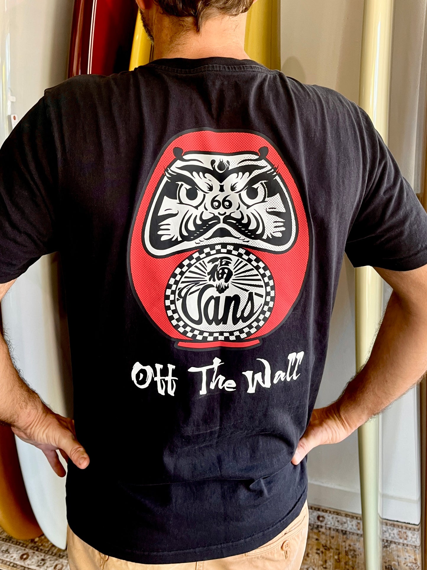 Vans Japan Limited T-shirt 'Daruma'
Introducing the 'Daruma' TEE from the CULTURE TEE series, which incorporates VANS' signature checkerboard pattern and skate elements into graphics inspired by Japanese culture.