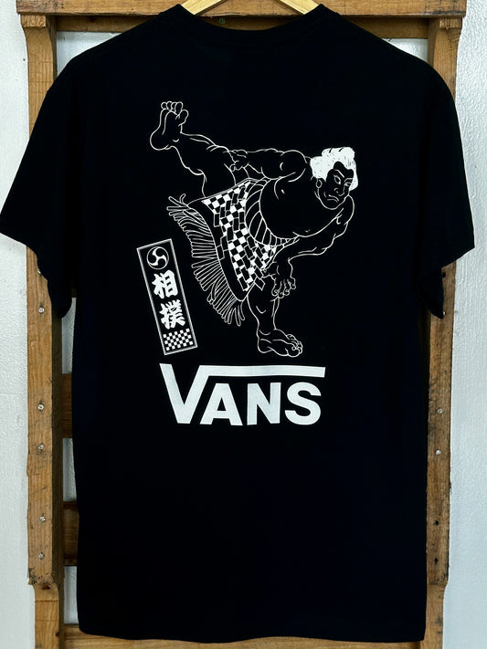 Vans Japan Limited T-shirt "Sumo"

The CULTURE TEE series, which incorporates VANS' signature checkerboard pattern and skate elements with motifs of Japanese culture, now introduces the 'Sumo' tee. The design features a dynamic graphic on the back print that catches the eye.